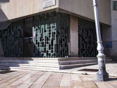 Impossibile non citare infine la celebre cancellata con formelle in bronzo realizzata nel 1991 da Raffaele Spizzico per palazzo Andidero su via Venezia